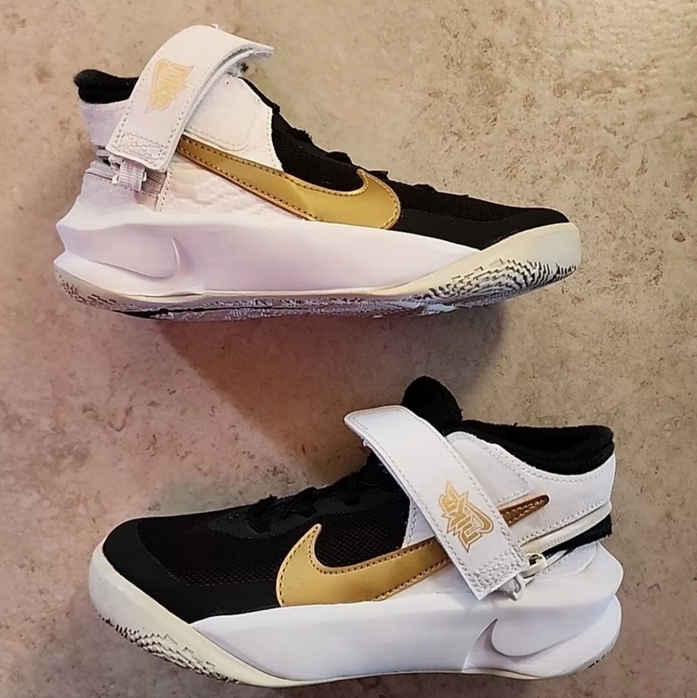 Boys NIKE Hustle D 10 Flyease Zip Shoes Size 4 Black White Gold
